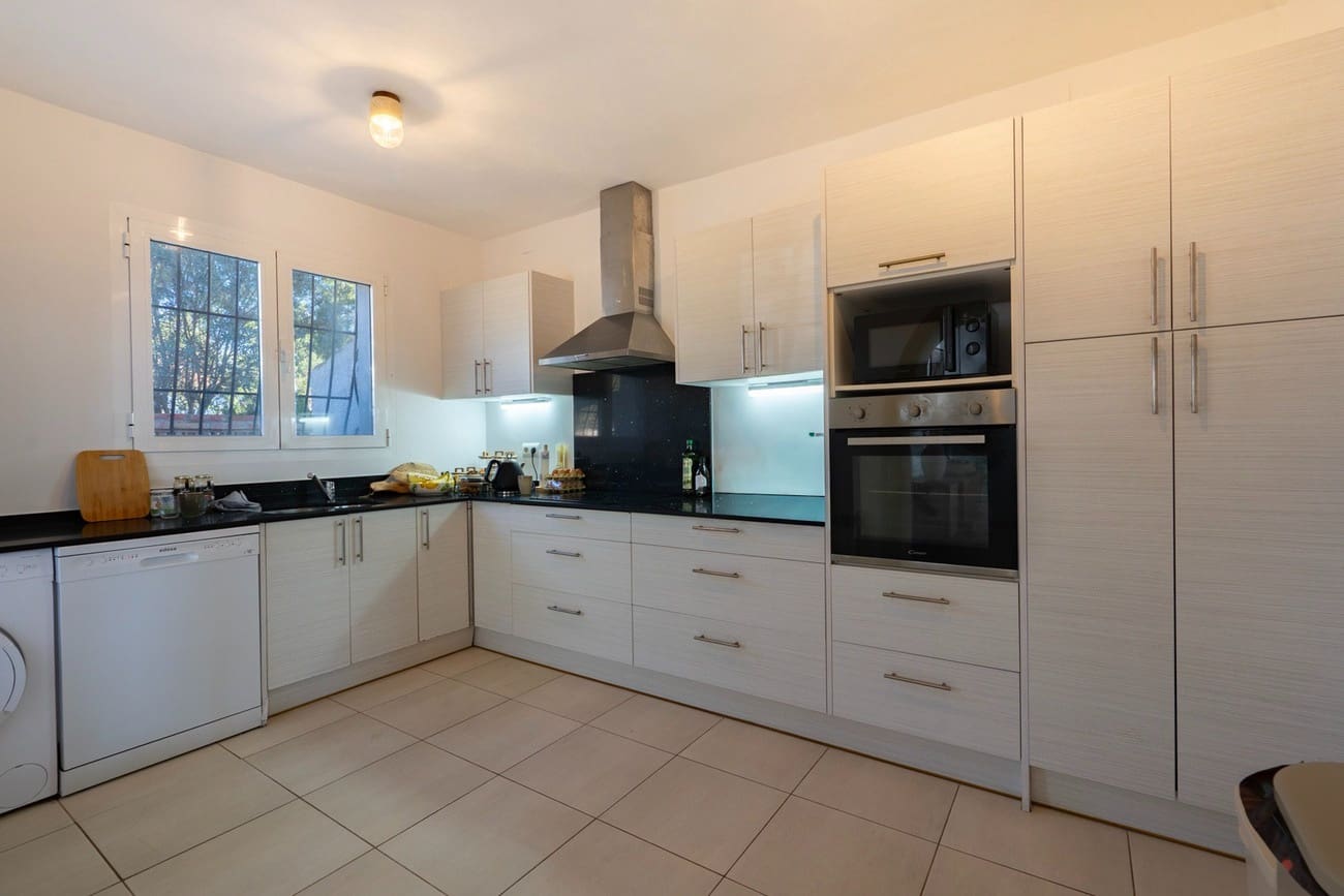 4 bedroom Villa for sale in Ambolo with pool garage - € 1,195,000 (Ref: 9475007)