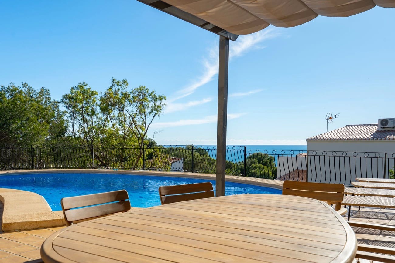 4 bedroom Villa for sale in Ambolo with pool garage - € 1,195,000 (Ref: 9475007)