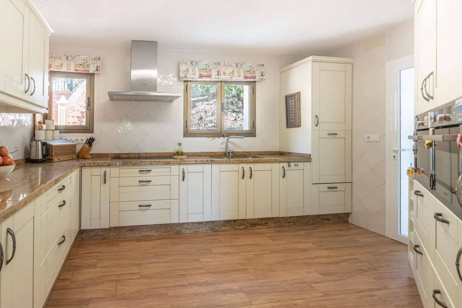 5 slaapkamer Villa te koop in Pinosol met garage - € 690.000 (Ref: 9761063)