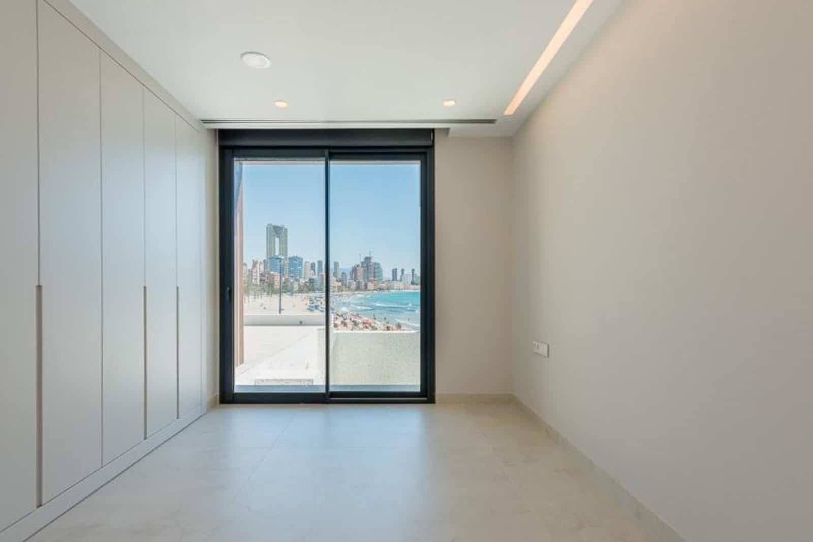 3 bedroom Apartment for sale in Benidorm with pool garage - € 1,650,000 (Ref: 9761133)