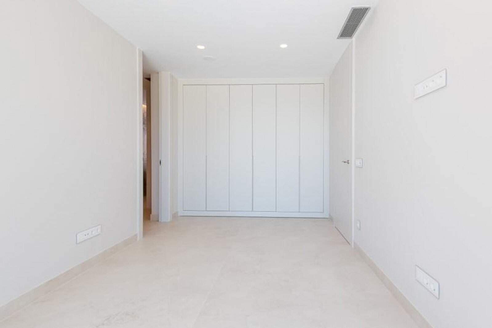 3 bedroom Apartment for sale in Benidorm with pool garage - € 1,650,000 (Ref: 9761133)