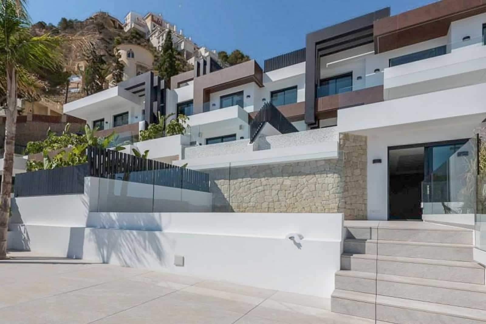 3 bedroom Apartment for sale in Benidorm with pool garage - € 1,650,000 (Ref: 9761133)