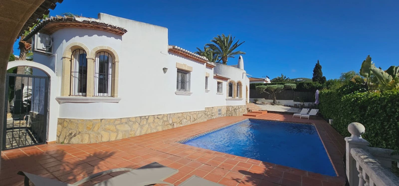 3 soveværelse Villa til salg i Pinosol med swimmingpool - € 618.000 (Ref: 9850090)