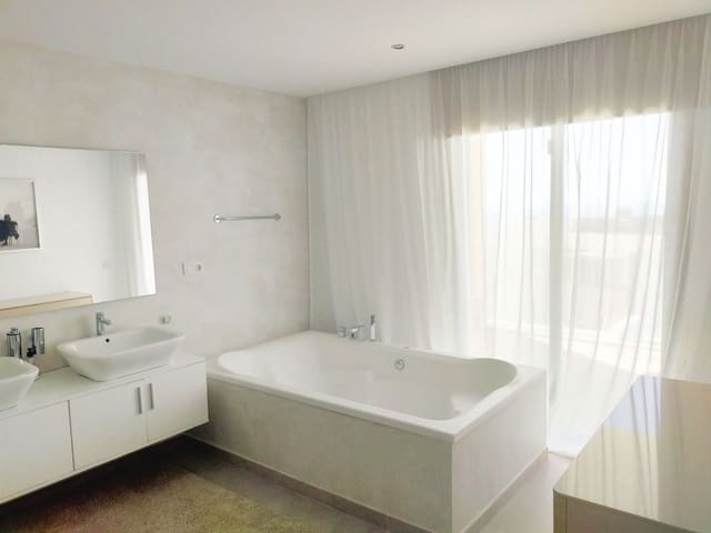 Chalet de 3 habitaciones en Costa Adeje, Adeje en venta con piscina garaje - 1.395.000 € (Ref: 9424317)