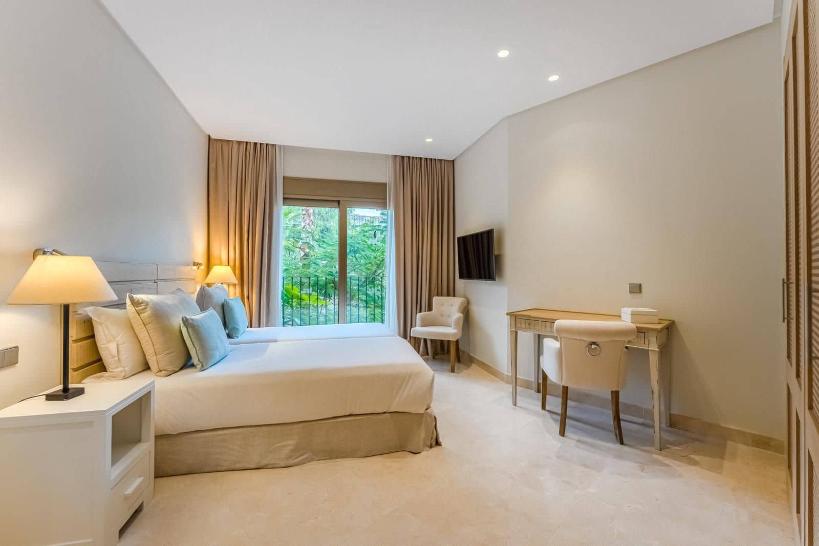 Apartamento de 2 habitaciones en Guía de Isora en venta con piscina garaje - 720.000 € (Ref: 9455933)