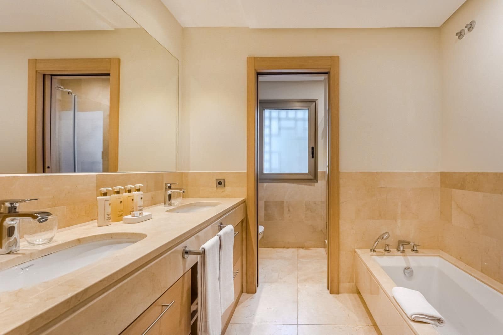 Apartamento de 2 habitaciones en Guía de Isora en venta con piscina garaje - 720.000 € (Ref: 9455933)