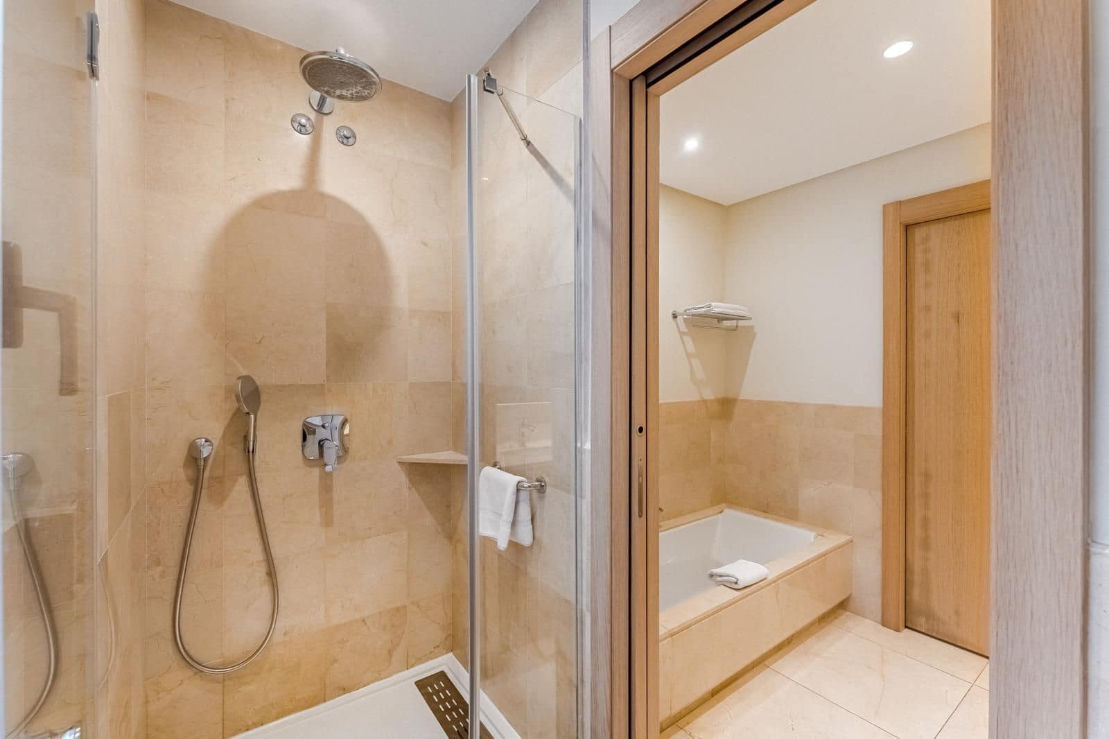 Apartamento de 2 habitaciones en Guía de Isora en venta con piscina garaje - 720.000 € (Ref: 9455933)