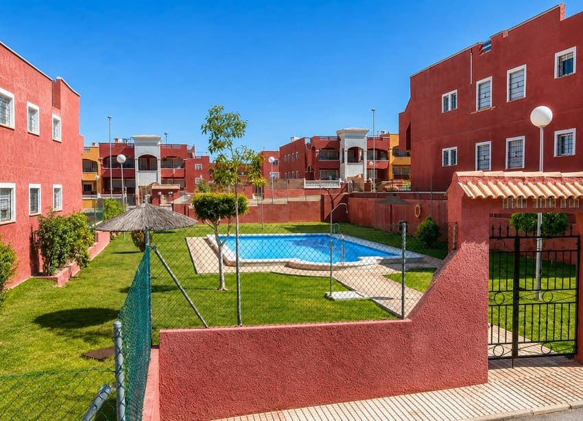 2 makuuhuone Bungalow myytävänä paikassa Torrevieja mukana uima-altaan - 162 500 € (Ref: 10000945)