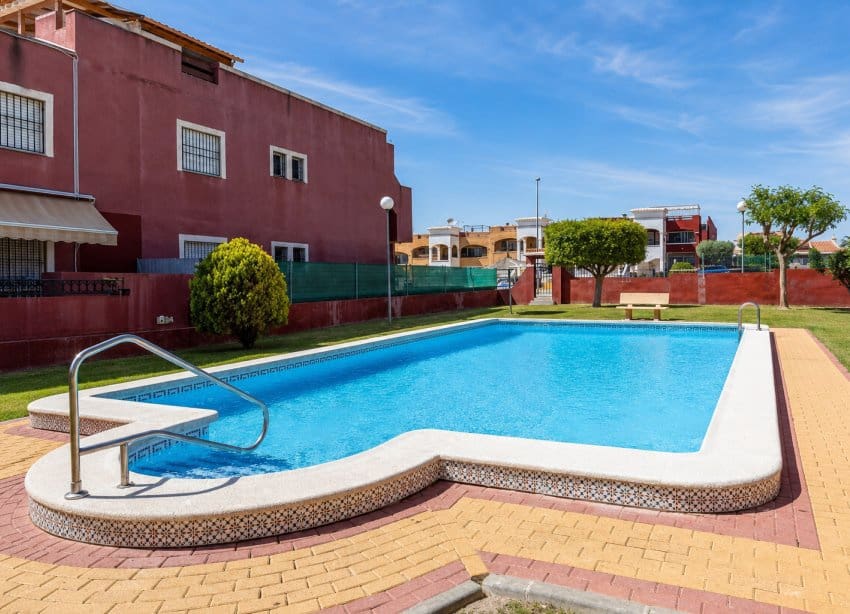 2 makuuhuone Bungalow myytävänä paikassa Torrevieja mukana uima-altaan - 162 500 € (Ref: 10000945)