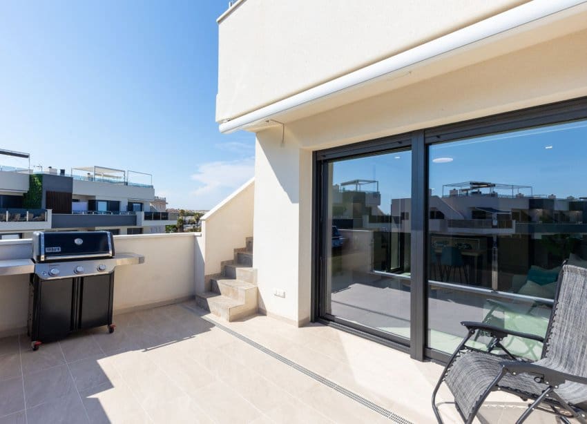 2 soverom Leilighet til salgs i Playa Flamenca med svømmebasseng garasje - € 495 000 (Ref: 9105187)