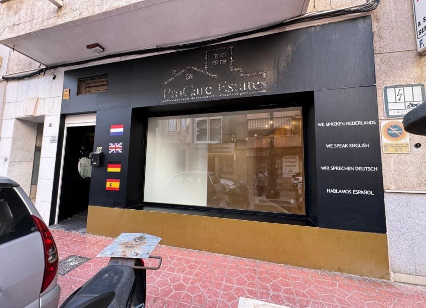 3 bedroom Commercial for sale in Guardamar del Segura - € 222,000 (Ref: 9109730)