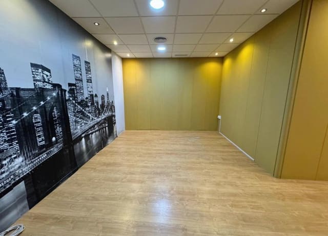 3 bedroom Commercial for sale in Zona Pueblo, Guardamar del Segura - € 222,000 (Ref: 9109730)