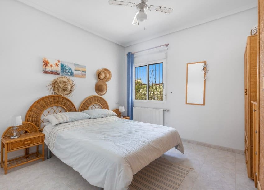 5 bedroom Villa for sale in San Fulgencio with pool garage - € 500,000 (Ref: 9136280)