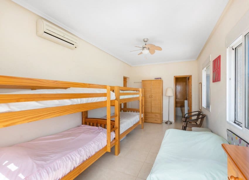 5 bedroom Villa for sale in San Fulgencio with pool garage - € 500,000 (Ref: 9136280)