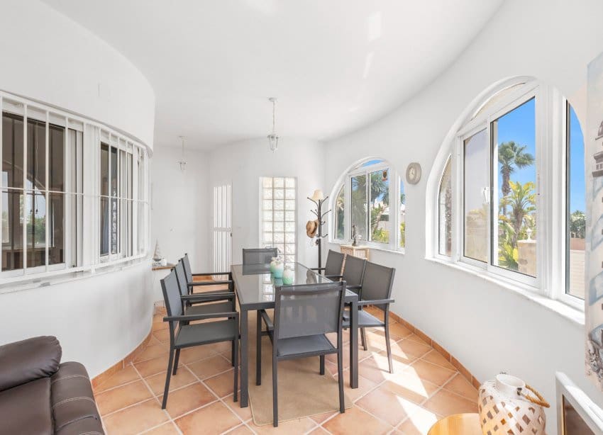 5 bedroom Villa for sale in San Fulgencio with pool garage - € 500,000 (Ref: 9136280)