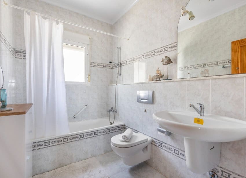 5 bedroom Villa for sale in San Fulgencio with pool garage - € 500,000 (Ref: 9136280)