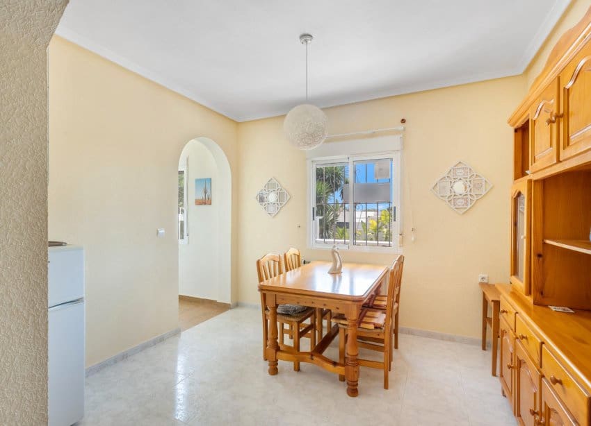 5 bedroom Villa for sale in San Fulgencio with pool garage - € 500,000 (Ref: 9136280)