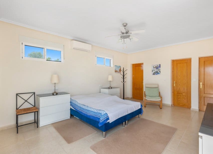 5 bedroom Villa for sale in San Fulgencio with pool garage - € 500,000 (Ref: 9136280)