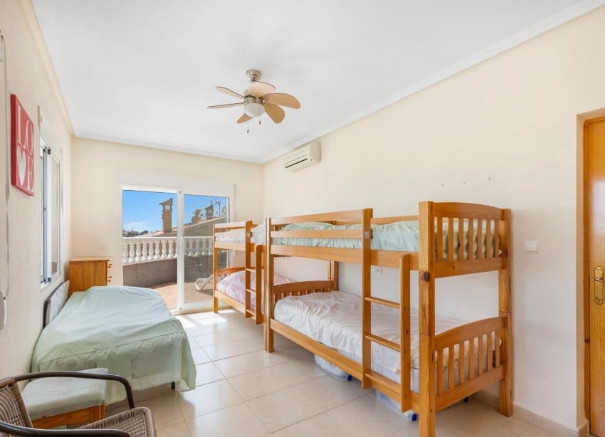 5 bedroom Villa for sale in San Fulgencio with pool garage - € 500,000 (Ref: 9136280)