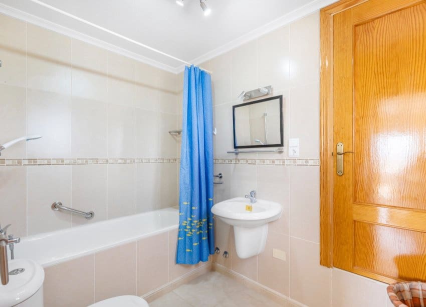 5 bedroom Villa for sale in San Fulgencio with pool garage - € 500,000 (Ref: 9136280)