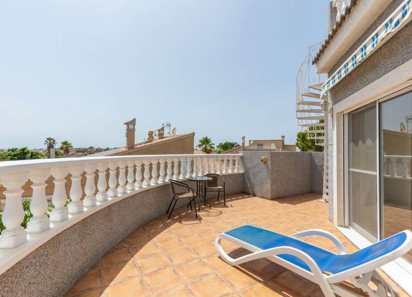 5 bedroom Villa for sale in San Fulgencio with pool garage - € 500,000 (Ref: 9136280)