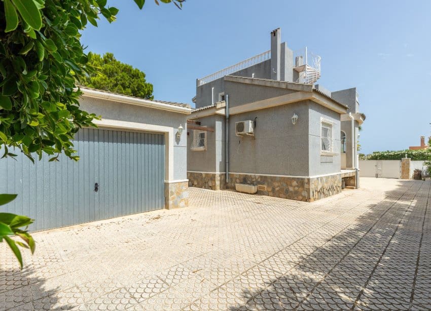 5 bedroom Villa for sale in San Fulgencio with pool garage - € 500,000 (Ref: 9136280)