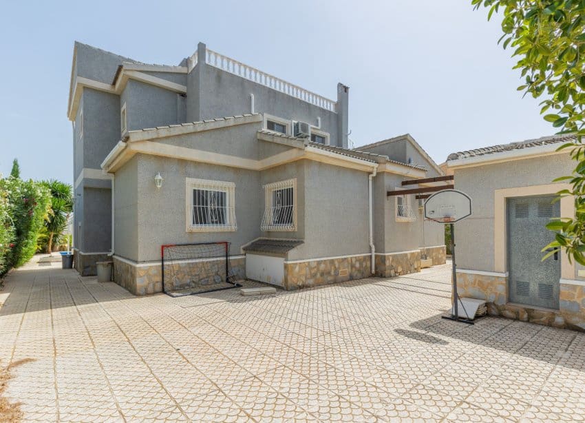 5 bedroom Villa for sale in San Fulgencio with pool garage - € 500,000 (Ref: 9136280)