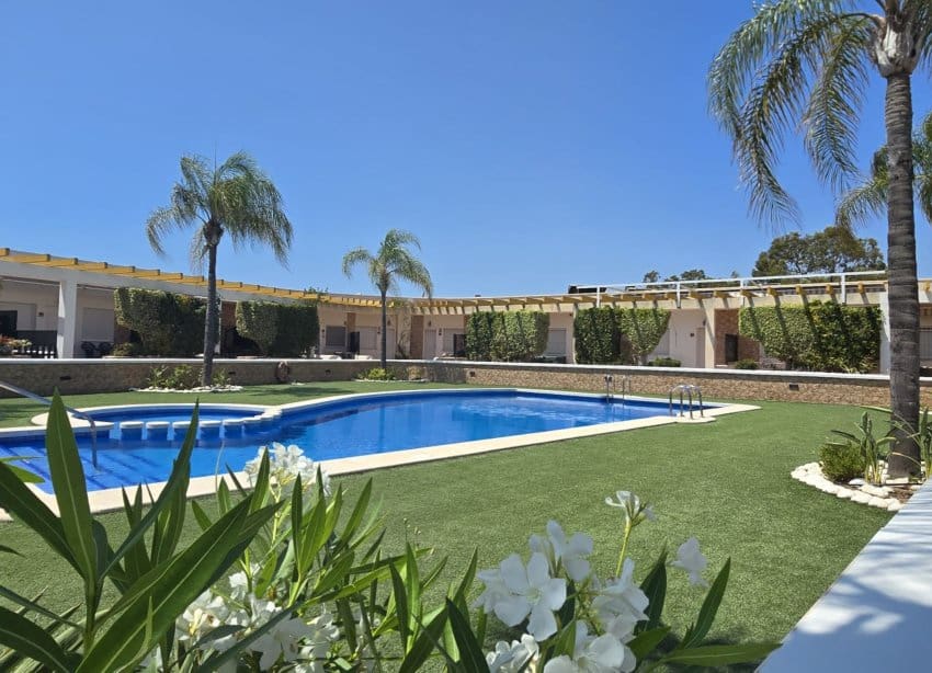 2 bedroom Bungalow for sale in Mil Palmeras with pool garage - € 229,900 (Ref: 9274689)