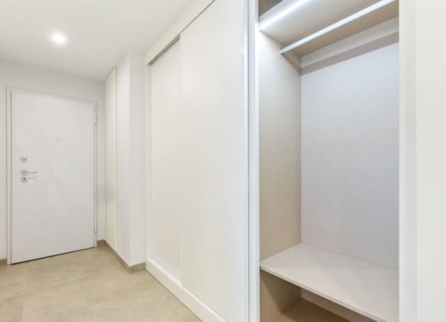 Apartamento de 2 habitaciones en Las Piscinas Naturales, Torrevieja en venta con piscina - 249.900 € (Ref: 9402599)