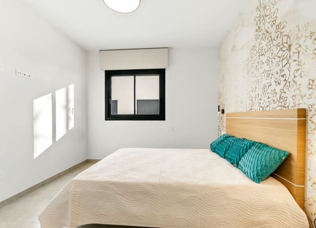 Apartamento de 2 habitaciones en Las Piscinas Naturales, Torrevieja en venta con piscina - 249.900 € (Ref: 9402599)