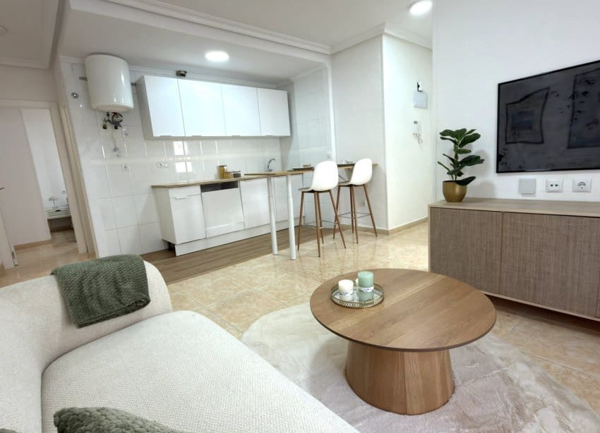 Apartamento de 2 habitaciones en Torrevieja en venta - 144.000 € (Ref: 9891053)