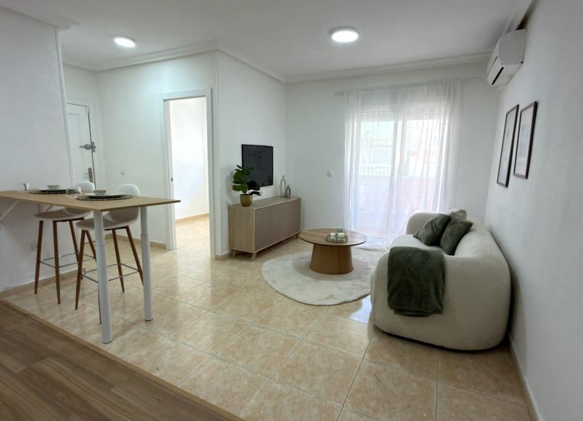 Apartamento de 2 habitaciones en Torrevieja en venta - 144.000 € (Ref: 9891053)