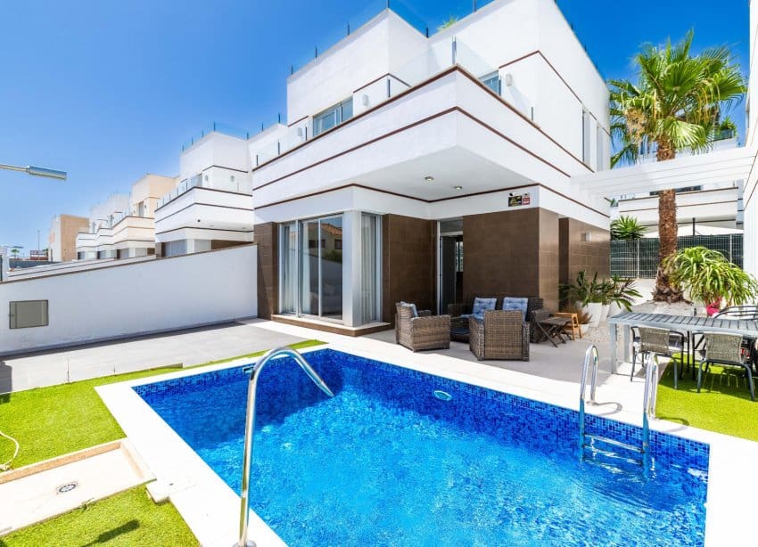 3 soveværelse Villa til salg i Ciudad Quesada med swimmingpool - € 399.000 (Ref: 9914942)