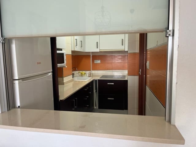 2 slaapkamer Flat te huur in Guardamar del Segura met garage - € 850 (Ref: 9450663)