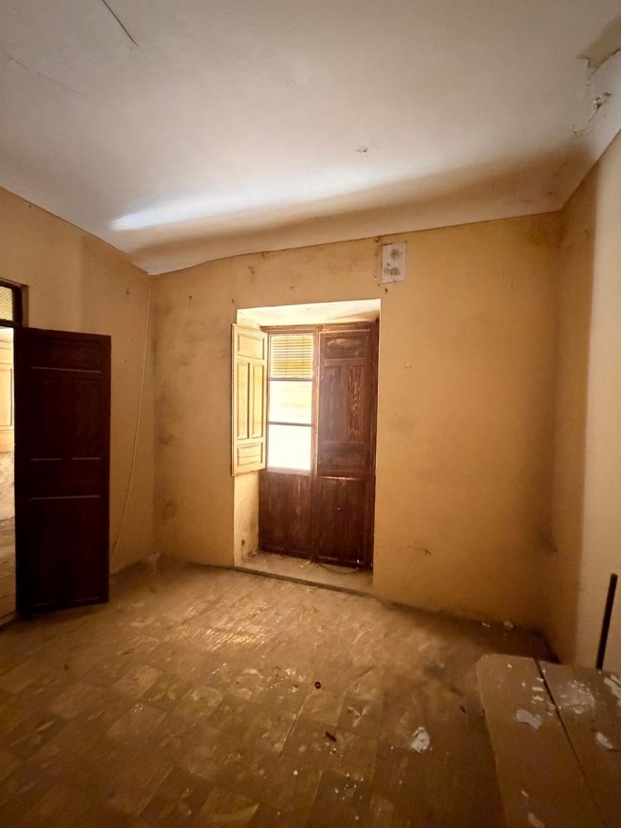 5 bedroom Townhouse for sale in Torre-Cardela - € 65,000 (Ref: 10009258)
