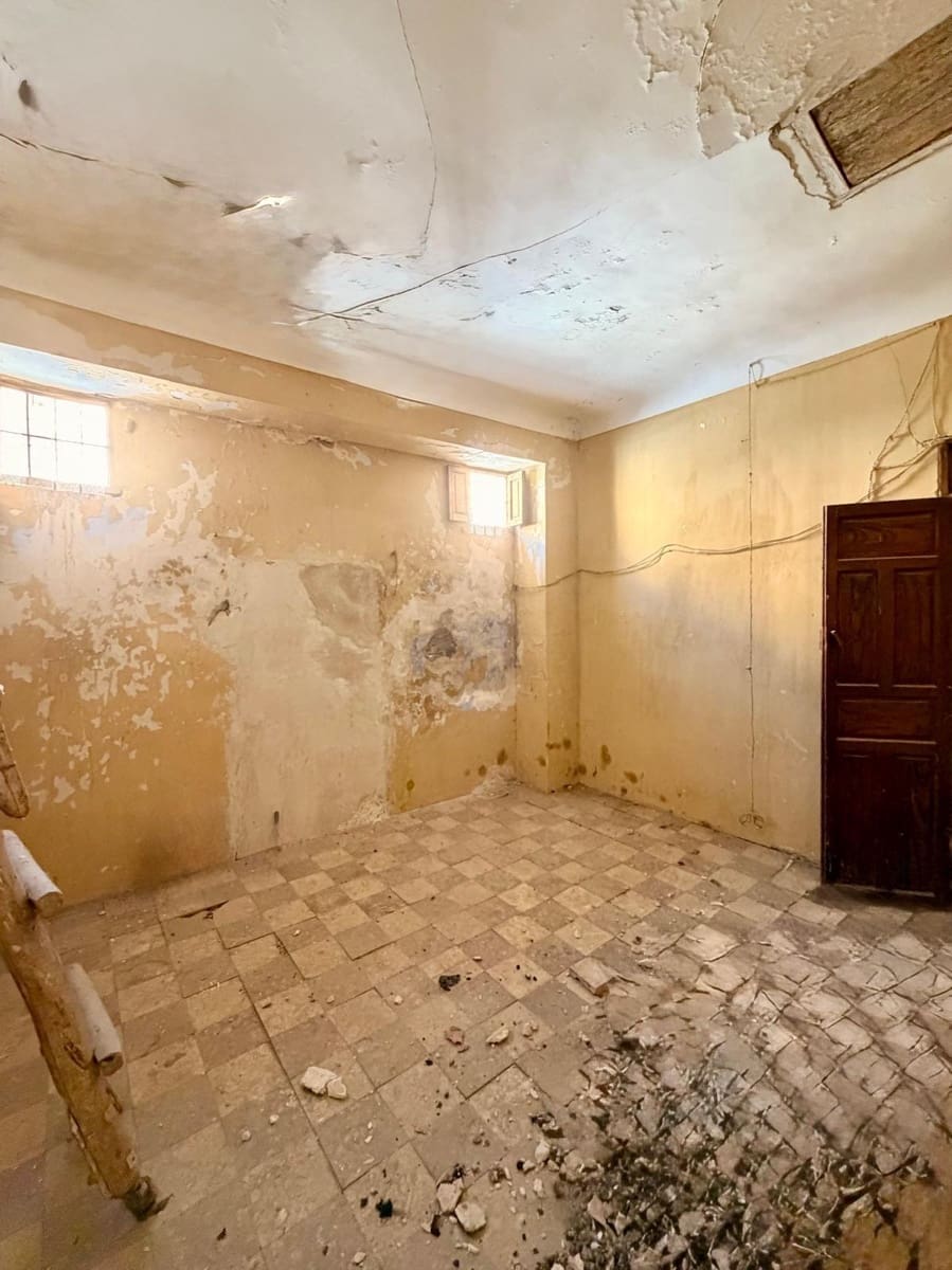 5 bedroom Townhouse for sale in Torre-Cardela - € 65,000 (Ref: 10009258)