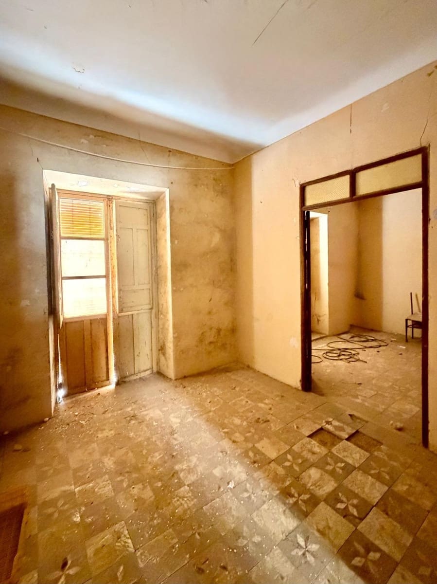 5 bedroom Townhouse for sale in Torre-Cardela - € 65,000 (Ref: 10009258)
