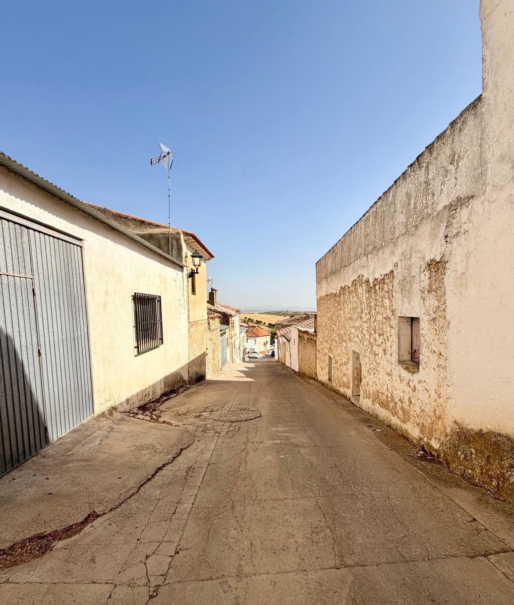 5 bedroom Townhouse for sale in Torre-Cardela - € 65,000 (Ref: 10009258)