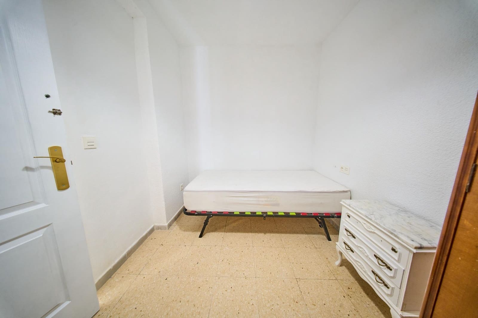 3 sovrum Lägenhet att hyra i Granada stad - 200 € (Ref: 10013490)