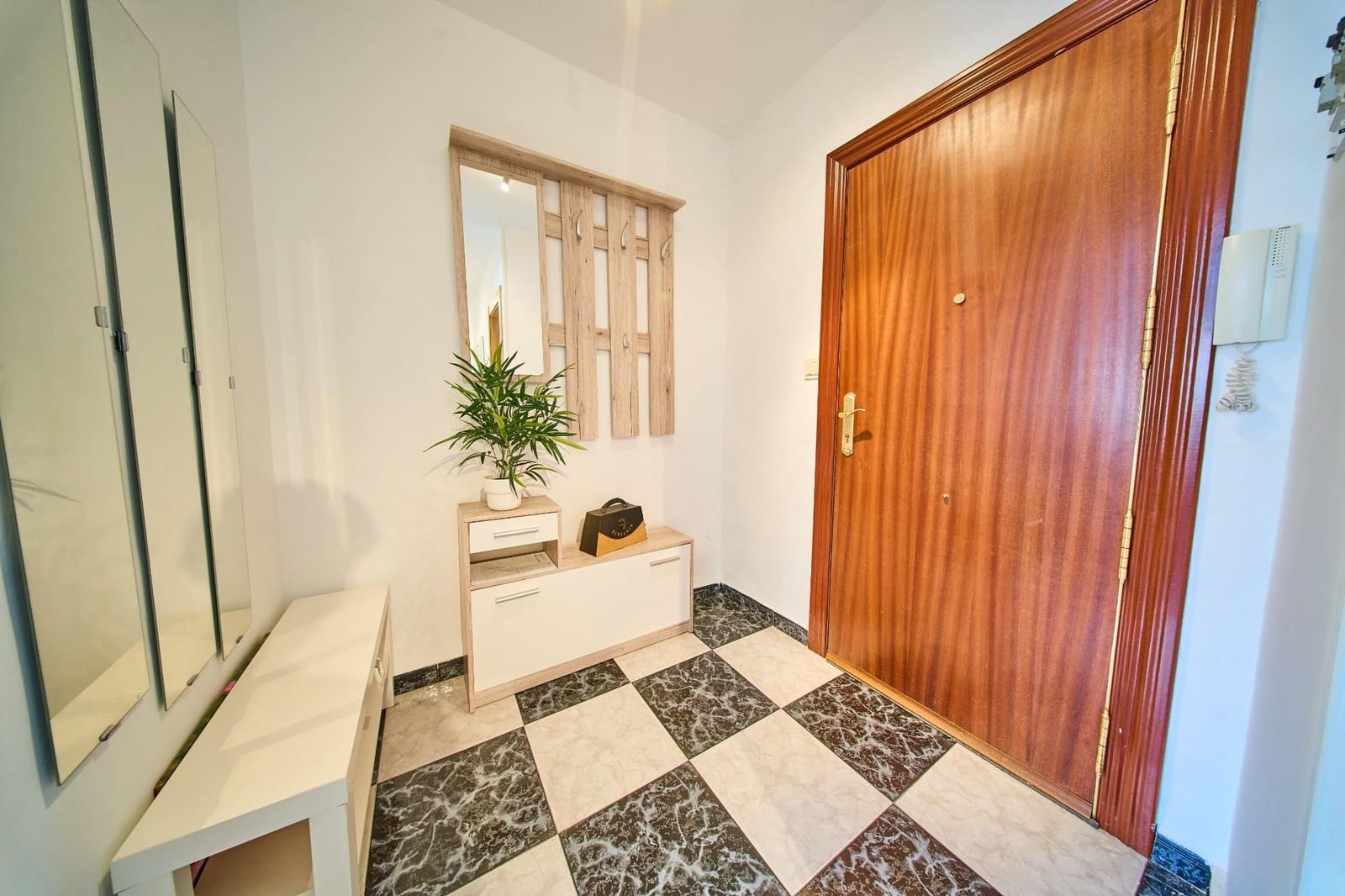 3 bedroom Flat for rent in Granada city - € 900 (Ref: 10015768)