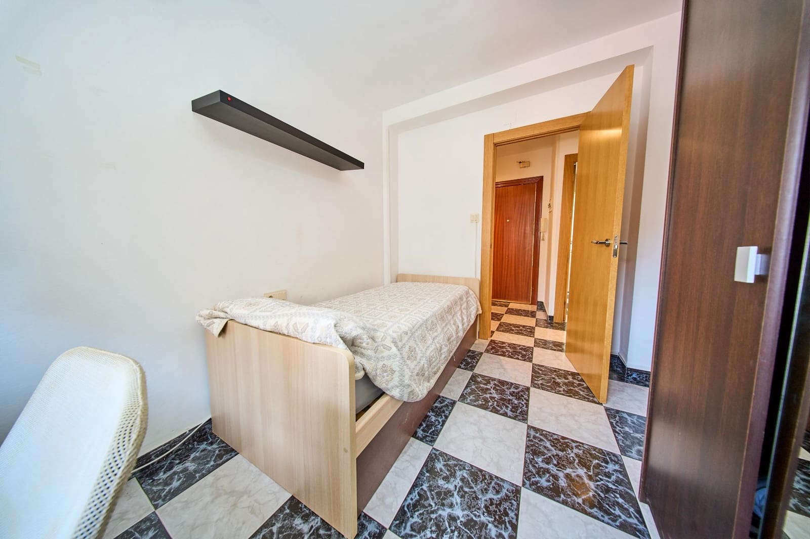 3 bedroom Flat for rent in Granada city - € 900 (Ref: 10015768)