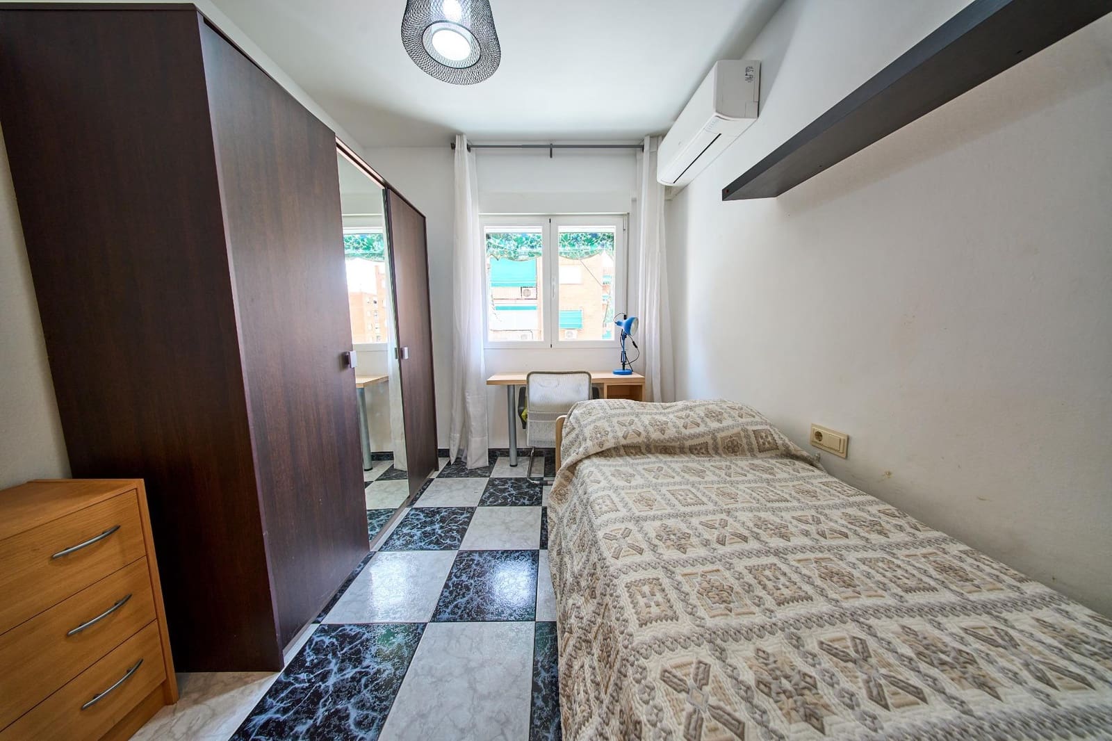 3 bedroom Flat for rent in Granada city - € 900 (Ref: 10015768)