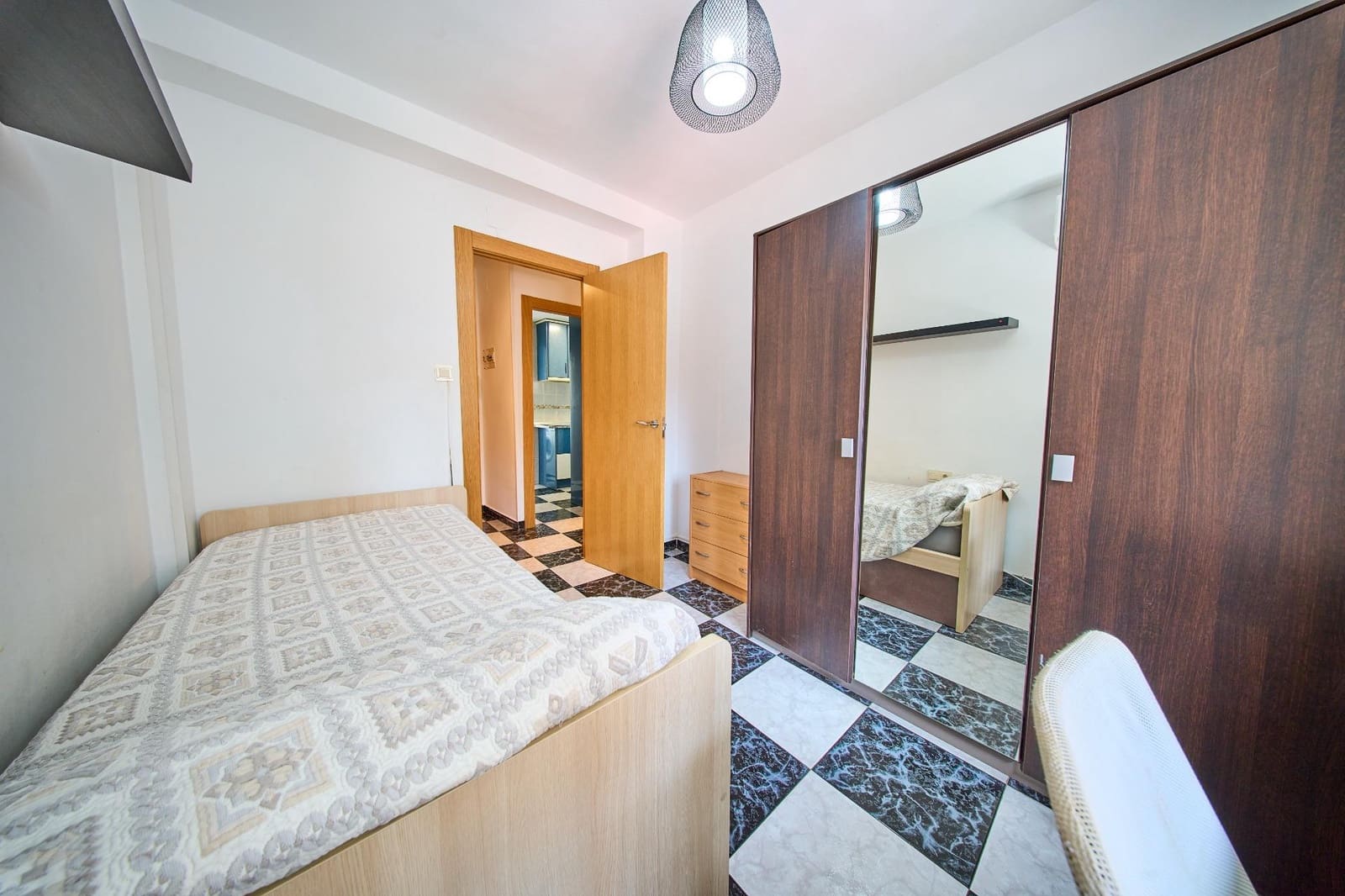 3 bedroom Flat for rent in Granada city - € 900 (Ref: 10015768)