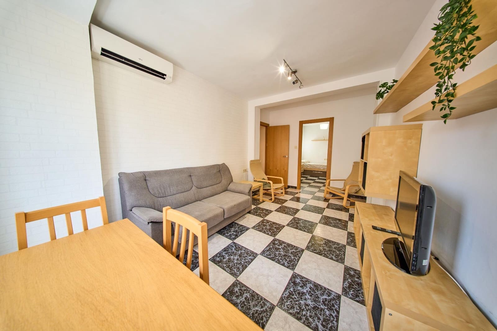 3 bedroom Flat for rent in Granada city - € 900 (Ref: 10015768)