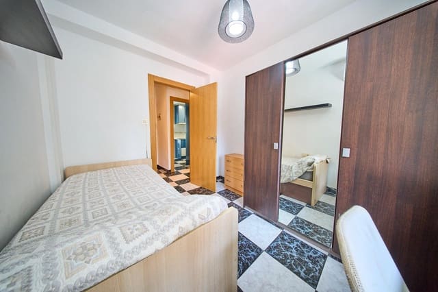 3 bedroom Flat for rent in Zaidin, Granada city - € 900 (Ref: 10015768)