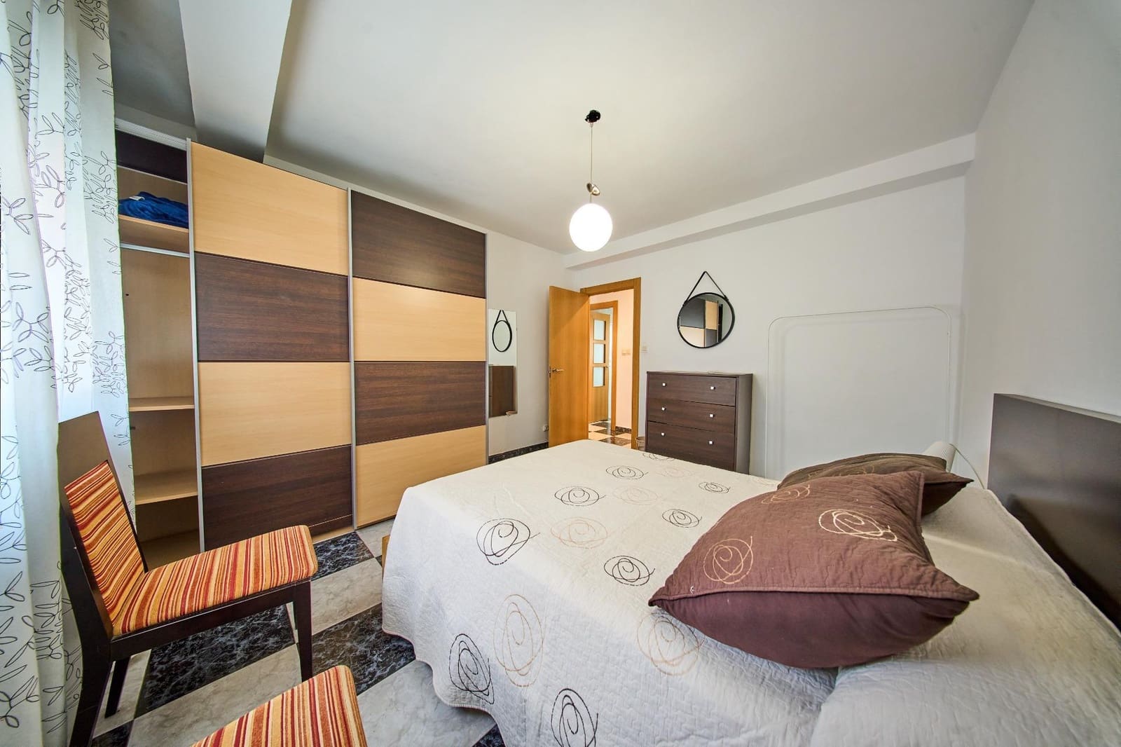 3 bedroom Flat for rent in Granada city - € 900 (Ref: 10015768)