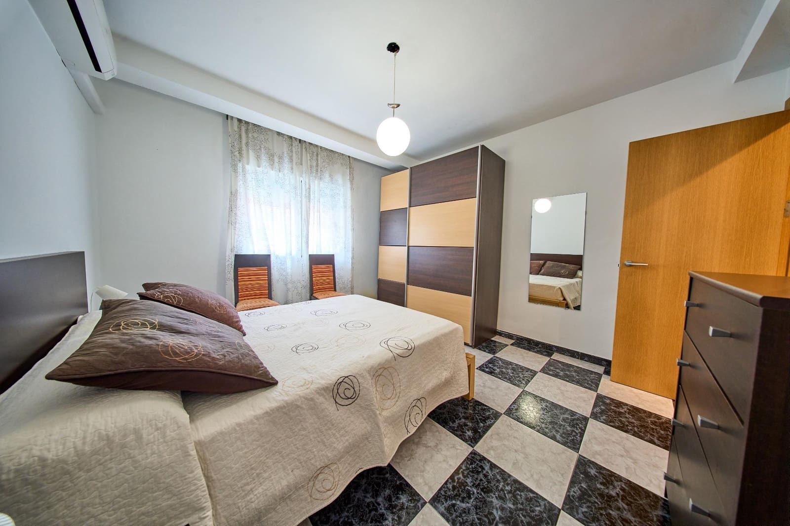 3 bedroom Flat for rent in Granada city - € 900 (Ref: 10015768)