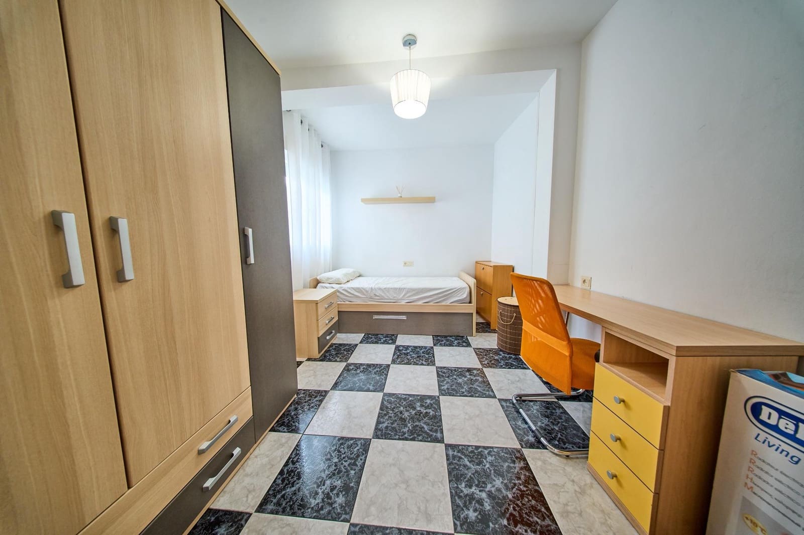 3 bedroom Flat for rent in Granada city - € 900 (Ref: 10015768)