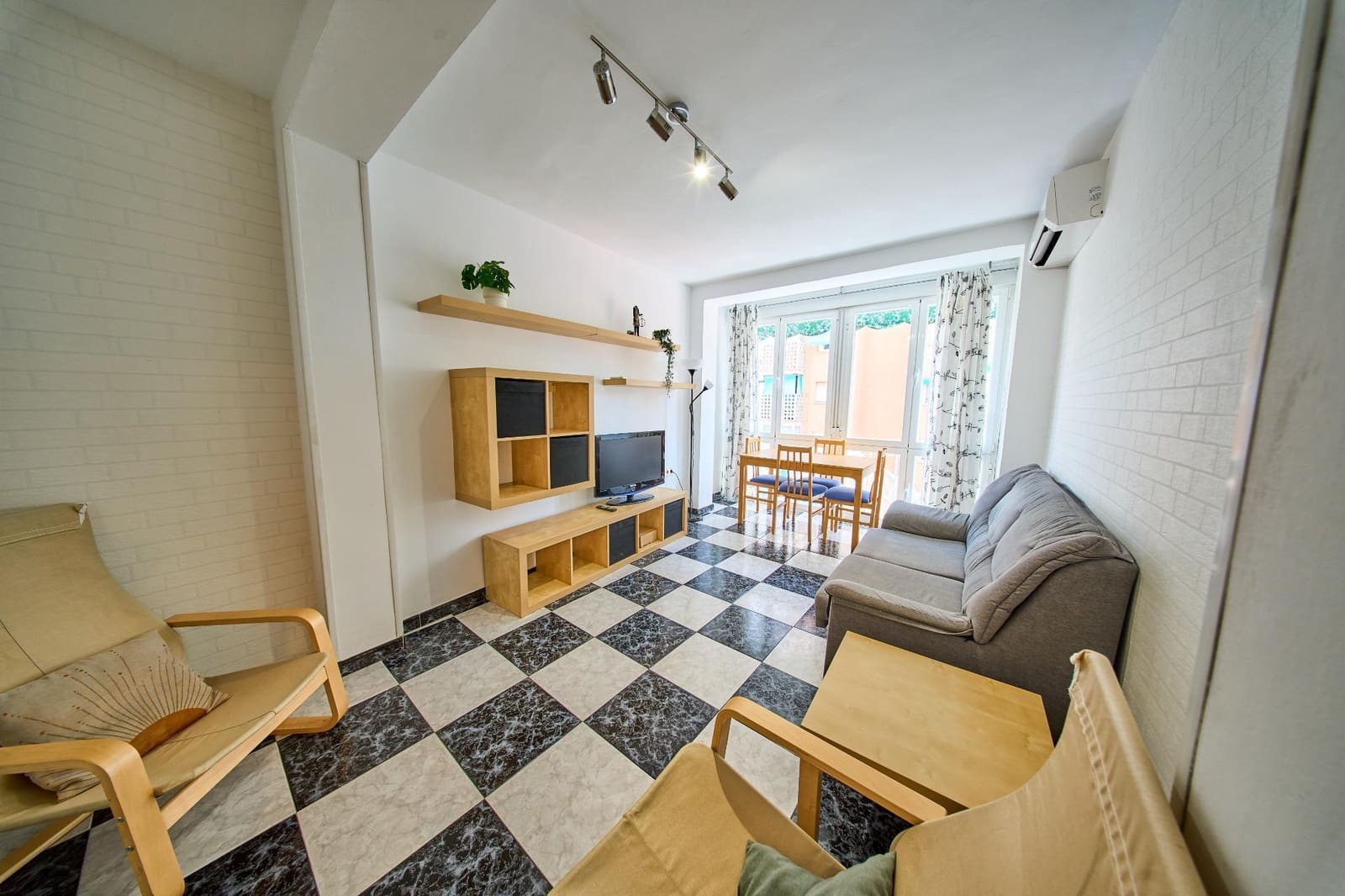 3 bedroom Flat for rent in Granada city - € 900 (Ref: 10015768)