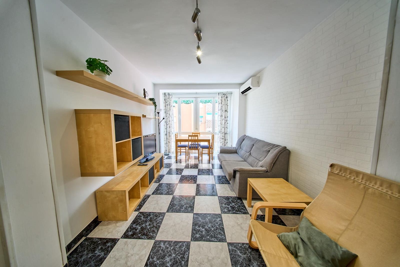 3 bedroom Flat for rent in Granada city - € 900 (Ref: 10015768)